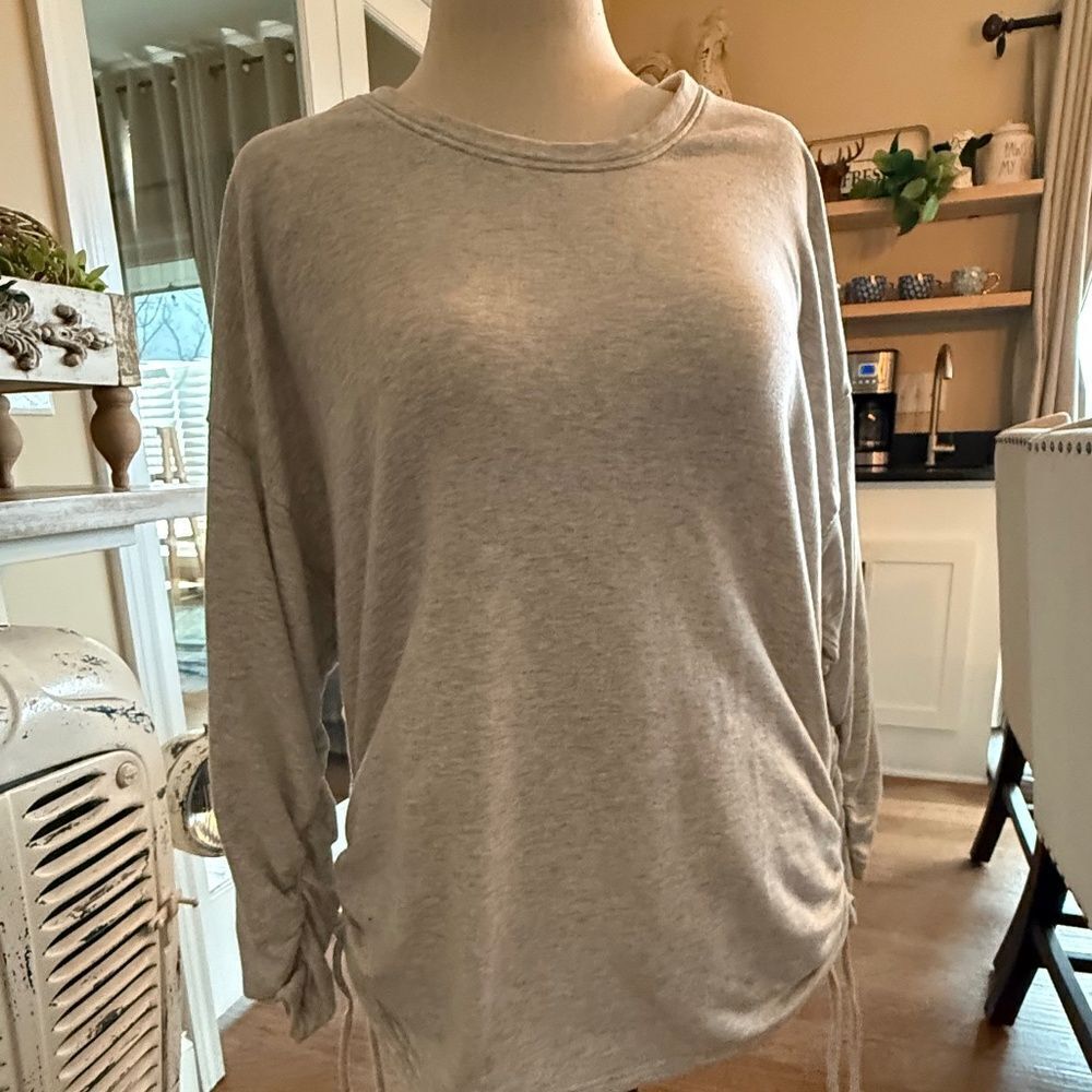 ATHLETA NWOT  GRAY GATHERED SIDES SWEATSHIRT XLG